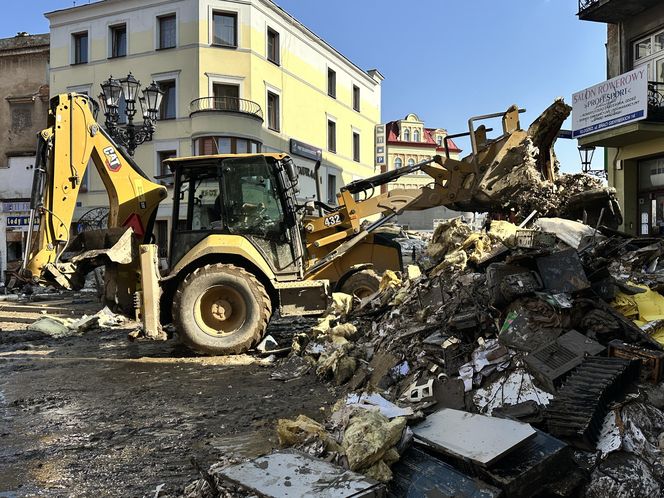 Mieszkańcy Kłodzka i Stronia Śląskiego rozpoczęli wielkie sprzątanie. Chcą zwalczyć skutki powodzi