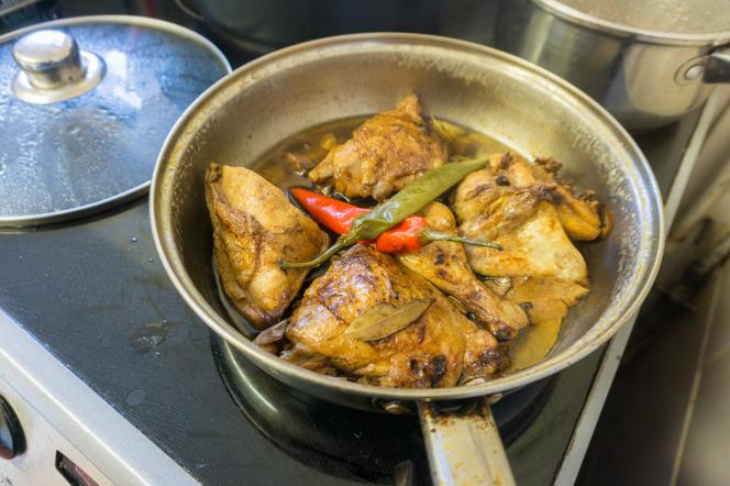Rozkosznie pyszny kurczak adobo: filipiński przepis na duszonego kurczaka