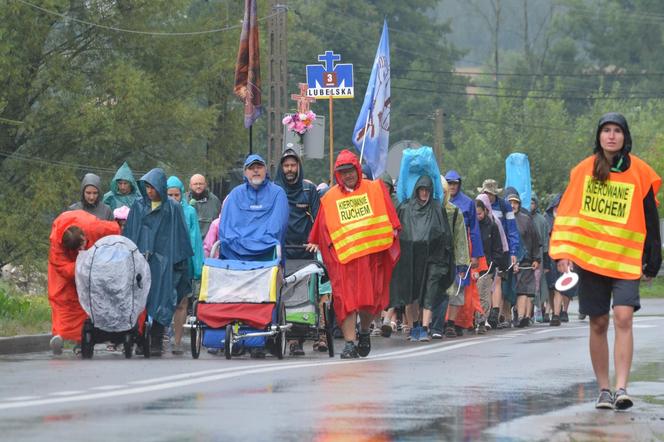 Deszczowym szlakiem pątnicy z Lubelszczyzny ruszyli w kierunku Jasnej Góry!