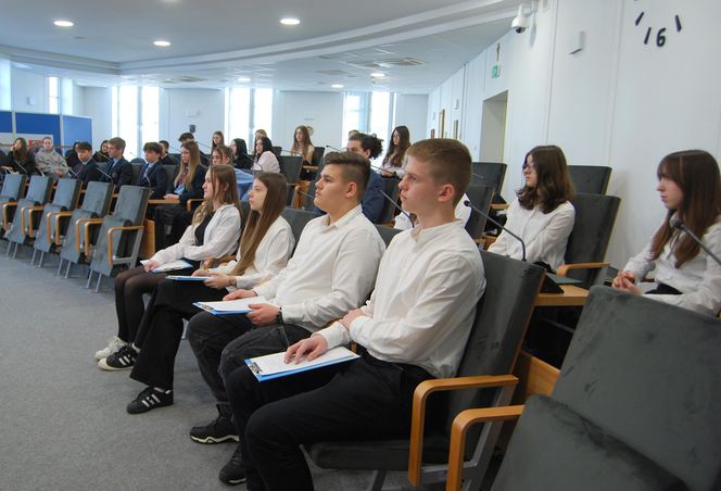 Młodzież z siedleckiej "Szóstki" debatowała w magistracie z przedstawicielami innych siedleckich szkół