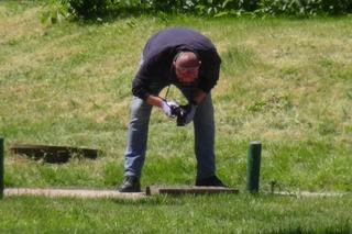 W krzakach leżały zakrwawione zwłoki mężczyzny. Makabryczne odkrycie w Wołominie