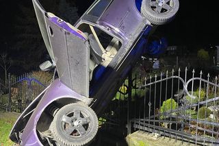 Wypadek w Ogorzelcu. Samochód stanął niemal pionowo