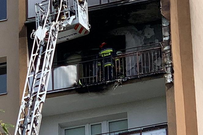 Pożar bloku na Gocławiu. Balkon wieżowca stanął w ogniu