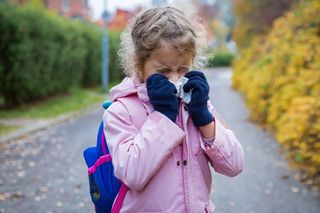 Dziecko z katarem idzie do szkoły? To może wpłynąć nie tylko na zdrowie innych, ale i na jego oceny