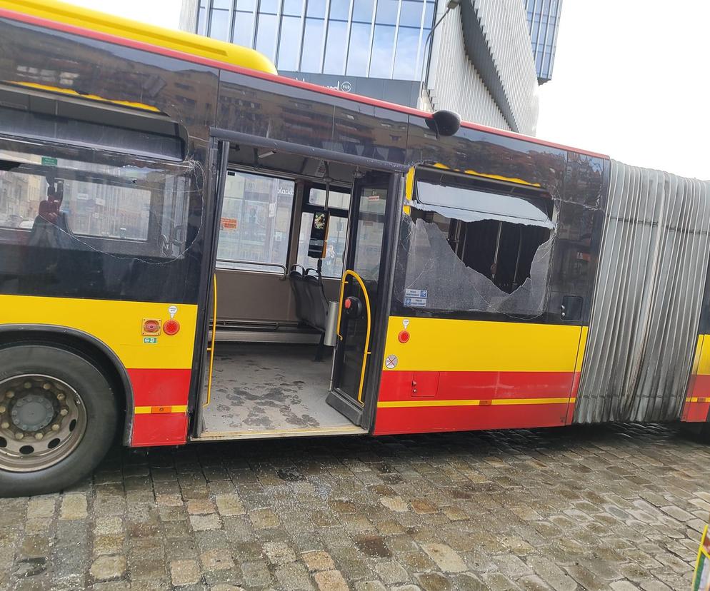 Zderzenie autobusów obok dworca PKP we Wrocławiu. Szyby pękły po całej długości