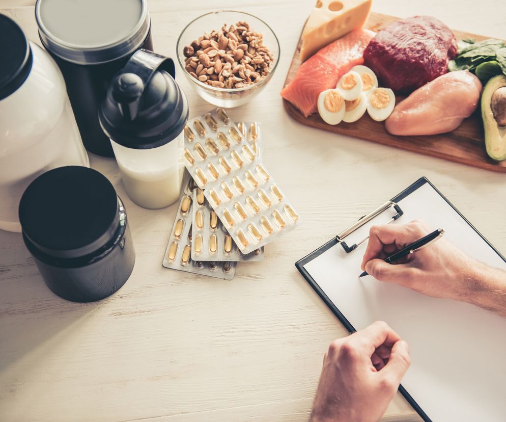 Proteiny znajdują się w jedzeniu, ale mogą być też spożywane w odżywkach białkowych, jako proteiny w proszku. 