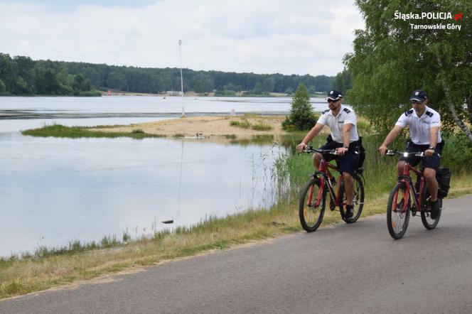 Śląskie: O krok od tragedii nad wodą. Małe dziecko prawie utonęło, a ojciec pił piwo w pobliskim barze