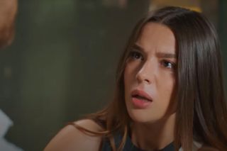 Cihan mówi Zeynep, że to Bulent jest jej ojcem.