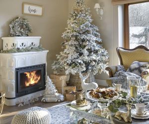 Świąteczne choinki w bieli