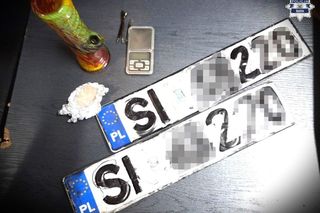 Zatrzymany za jazdę mimo zakazu. W bagażniku miał podrobione tablice