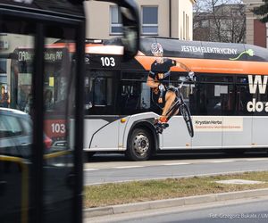  Ruszyła nowa kampania zachęcająca do korzystania z komunikacji miejskiej w Rzeszowie. Podróżuj jak oni – wygodnie, ekologicznie, z klasą!