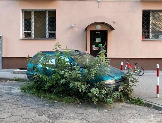 MOKOTÓW - samochód od 7 lat wrasta w ziemię! Utrudnił akcję straży pożarnej