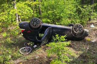 Volkswagen zmiótł rowerzystkę, potem dachował. Kobieta nie żyje