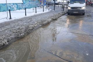 Plaga awarii wodociągowych na Woli. Pękły dwie rury, woda zalała ulicę. Gigantyczne utrudnienia