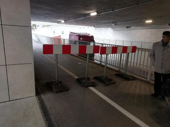 Na czas naprawy  uszkodzeń ruch w tunelu został całkowicie zamknięty dla samochodów i pieszych z wyjątkiem pojazdów uprzywilejowanych.
