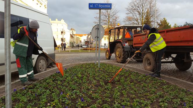 Za nieco ponad miesiąc wiosna! Na skwerach w Lesznie zaczęły się już pozimowe porządki