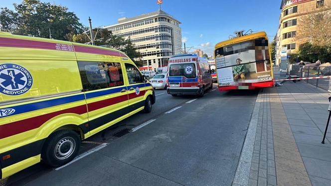 Kierowca autobusu miejskiego gruchnął w latarnię. Ta runęła na kobietę!