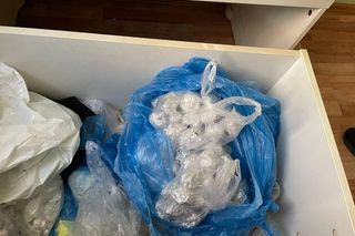 Zatrzymali sześćdziesięciolatka. 9 kg narkotyków chował w kanapie