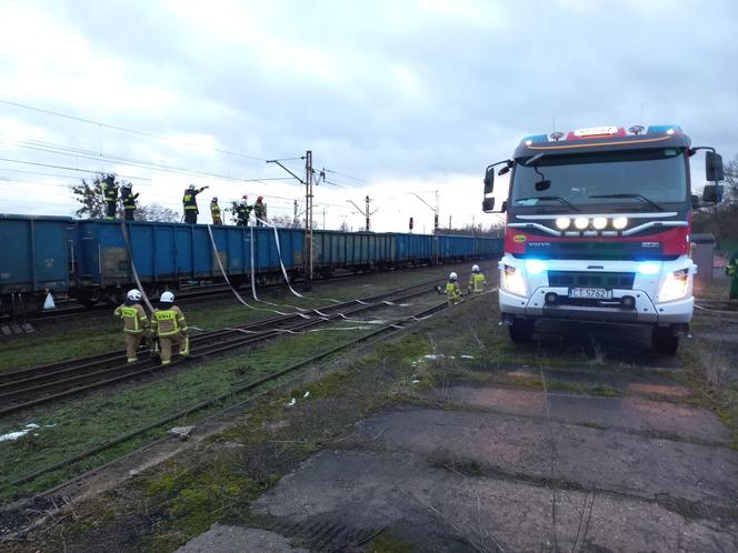 Pożar węgla na wagonach w Laskowicach! Akcja gaśnicza trwa kilka godzin [ZDJĘCIA]