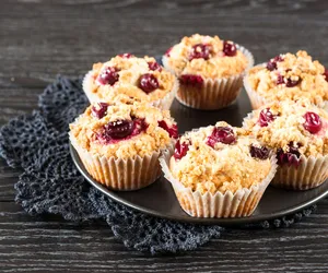 Babeczki z porzeczkami i kruszonką. Słodki deser przełamany kwaśną nutą