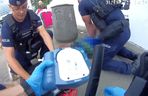 Mężczyzna spadł z muru i przestał oddychać! Heroiczna akcja policjantów