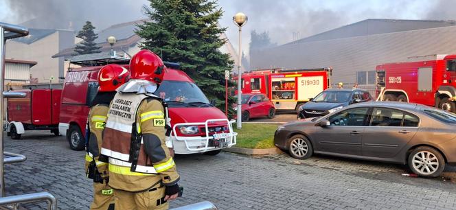 Pożar w magazynie firmy spożywczej. Słup ognia i dymu widać z daleka. 200 strażaków walczy z płomieniami