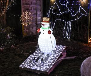 Promyk nadziei wśród szarych bloków. Ta iluminacja na osiedlu zachwyca!