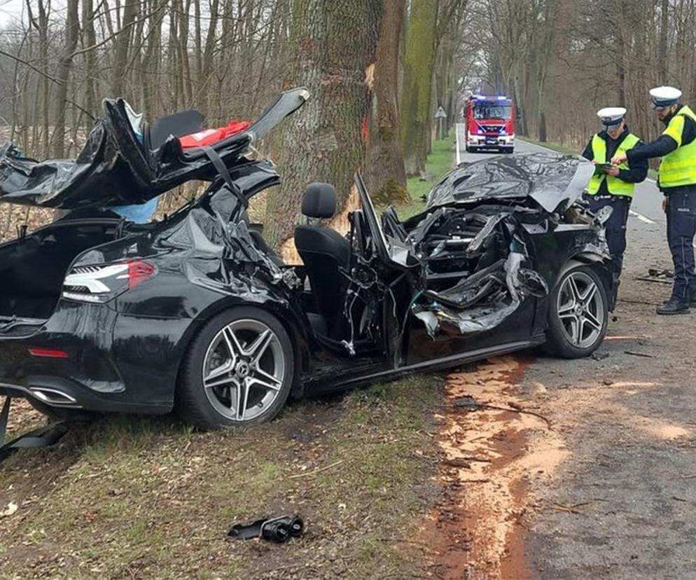 Śmiertelny wypadek w Bieruniu! Nie żyje 36-latek ze zmiażdżonego mercedesa [ZDJĘCIA]