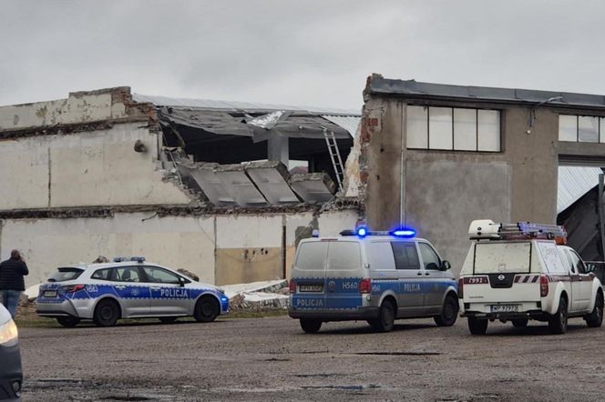 Trwa akcja ratownicza na terenie dawnej zajezdni PKS w Mławie