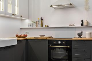 Biało-czarne mieszkanie w kamienicy