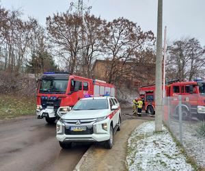 Pożar samochodu na ulicy Mickiewicza w Starachowicach. W akcji cztery jednostki straży