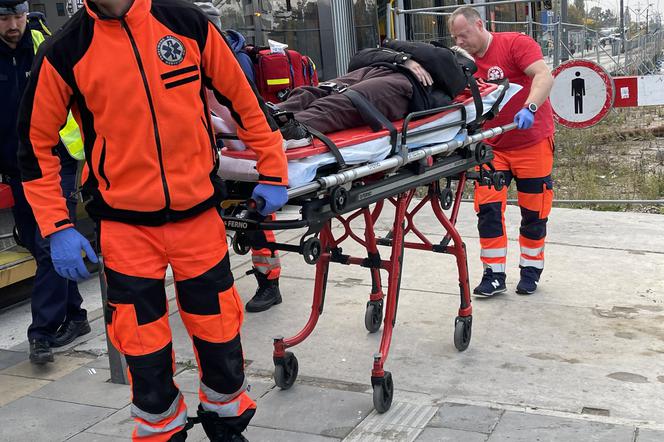 Tramwaj wjechał w kobietę na przejściu. Potrącenie na torach na Rembielińskiej