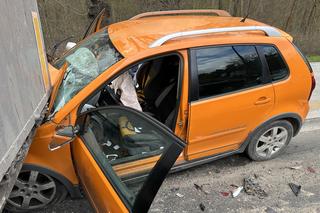 Wiozła małe dziecko, wjechała pod ciężarówkę. Dramatyczny wypadek w Aninie