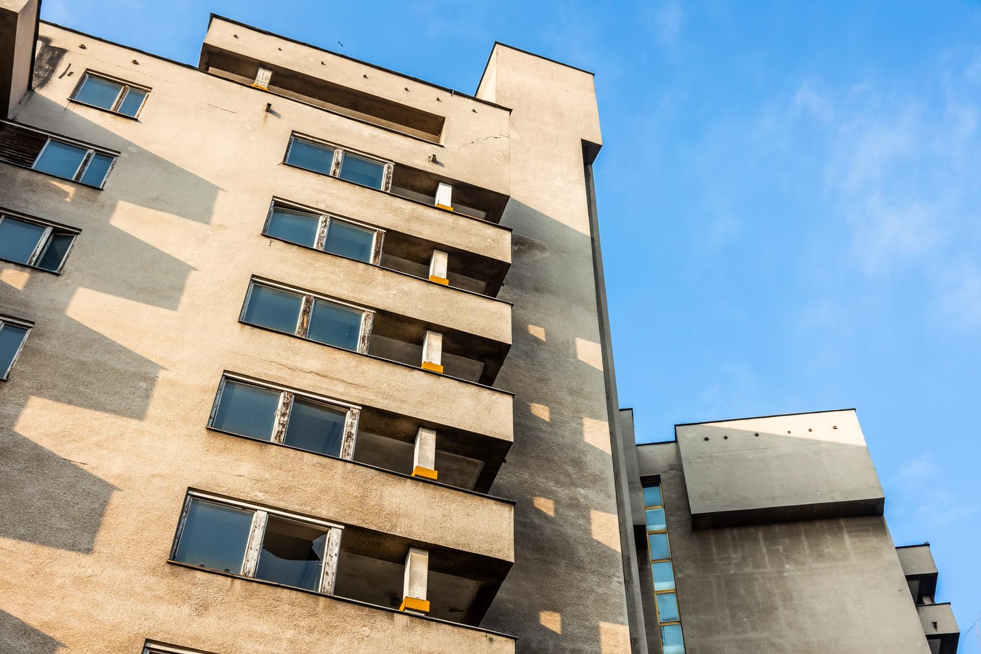 Szpiegowo, blok na Sobieskiego 100 w Warszawie