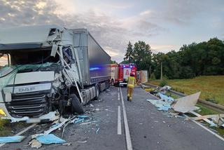 Droga Olsztyn-Szczytno jest zablokowana w piątek rano w miejscowości Trękusek, gdzie zderzyły się dwa auta ciężarowe