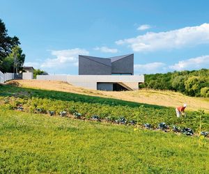 Dom czarny jak węgiel i z kilu brył