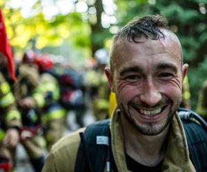 998 strażaków weszło na Śnieżkę. Na szczyt Karkonoszy poszli z ważnym przesłaniem