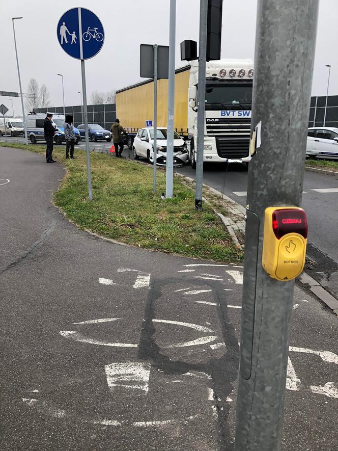 Wypadek w Toruniu. Tir zahaczył o pojazd szkoły jazdy