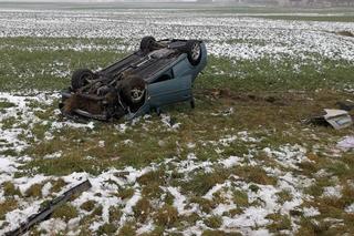 Dachowanie osobówek na DK 16 w Lasecznie. Nie upewniła się, że może bezpiecznie wyprzedzać