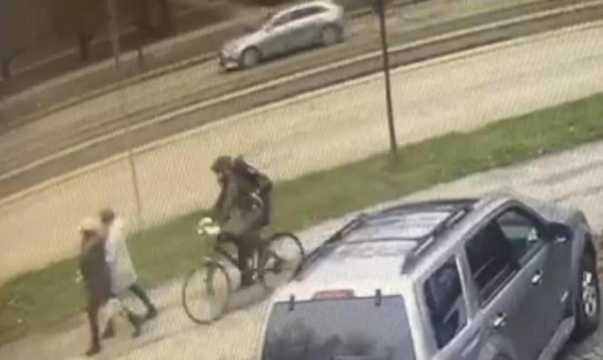 Podjeżdżał na rowerze i atakował znienacka