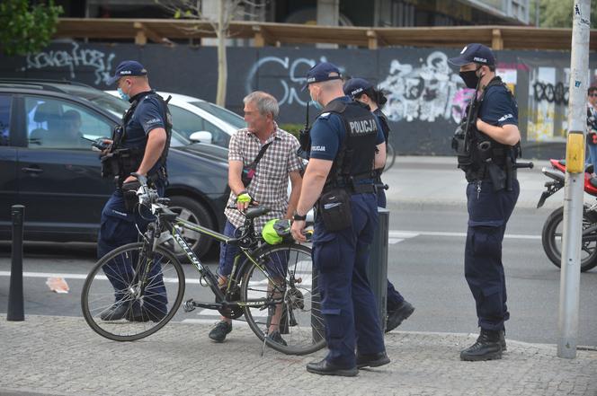 Leciała krew i kebaby. Starcie w centrum Warszawy przy furgonetce antyaborcyjnej 