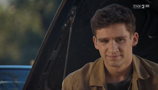 M jak miłość, odcinek 1552: Mateusz i Lilka będą mieli wypadek! Z auta nie będzie co zbierać i młody Mostowiak naje się wstydu