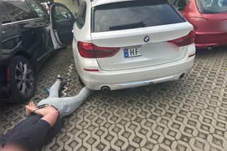 Uciekał kradzionym BMW, radiowóz wylądował na dachu. Pirat drogowy w rękach policji