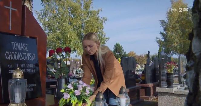 M jak miłość odc. 1415. Joasia (Barbara Kurdej-Szatan) przy grobie Tomka