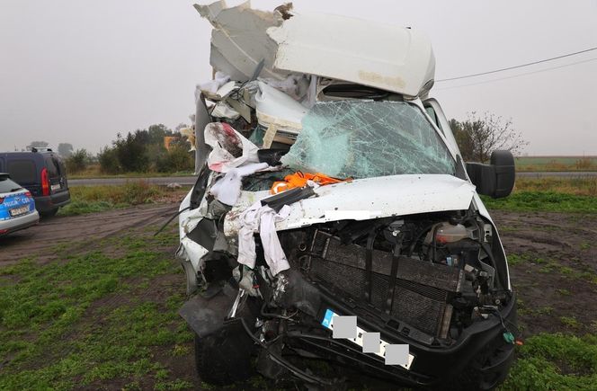 Bus wbił się w tył przyczepy traktora! O krok od tragedii na DK 62