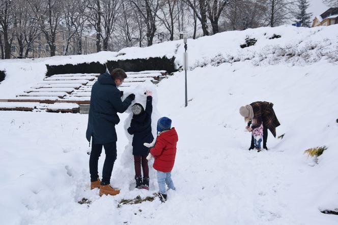 Ulepił bałwana i wycałował żonę