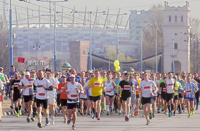 Sportowcy pobiegli pasażerowie utknęli