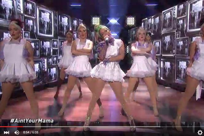 Jennifer Lopez śpiewa Aint Your Mama w Idolu