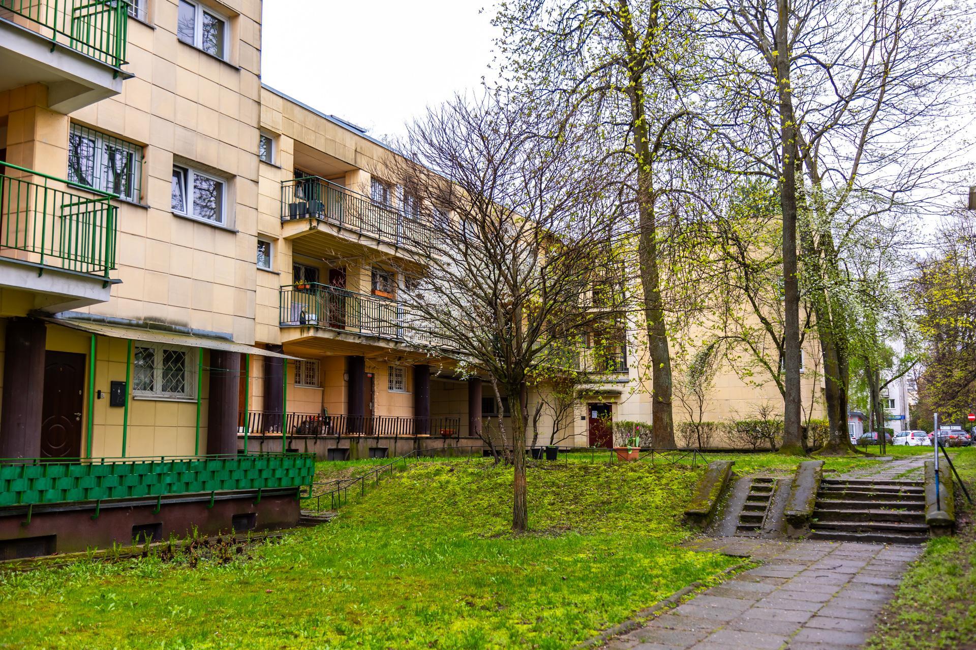 Osiedle WSM Koło II w Warszawie - zdjęcia. Pablo Picasso na ścianie i klatki schodowe typu ser