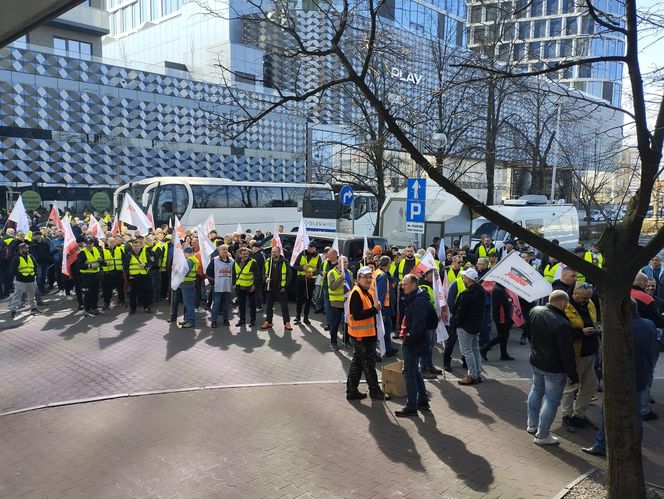 Protest hutników pod Węglokoksem w Katowicach. "Co innego nam mówią, a co innego robią"